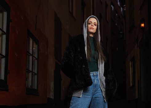 Hoodie fake fur modell actress Cecilia Säverman photographer Oscar Karlsson